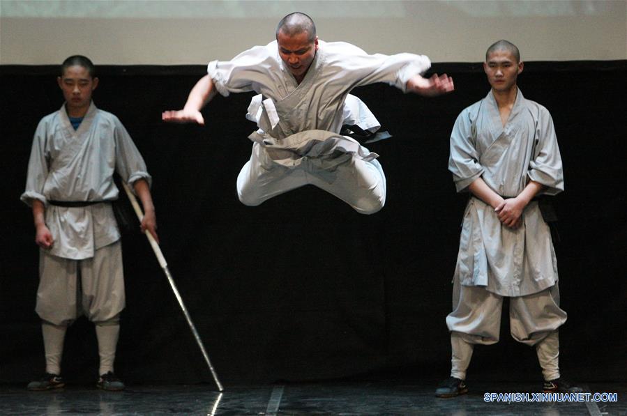 Monjes chinos realizan presentación de artes marciales Shaolin en Chipre