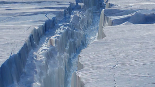 Uno de los diez iceberg más grandes de la Antártica amenaza con desprenderse