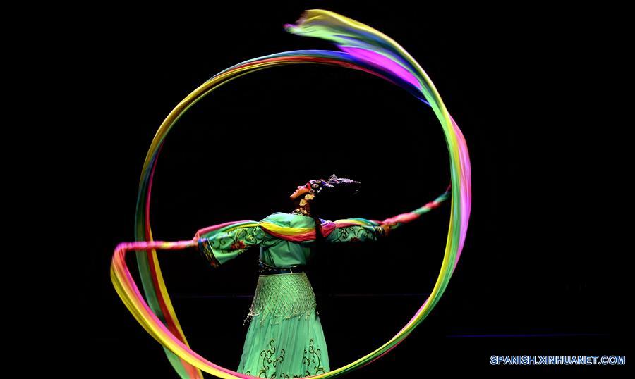 Artistas interprentan ópera Wuju para celebrar Año Nuevo Lunar chino en Amán