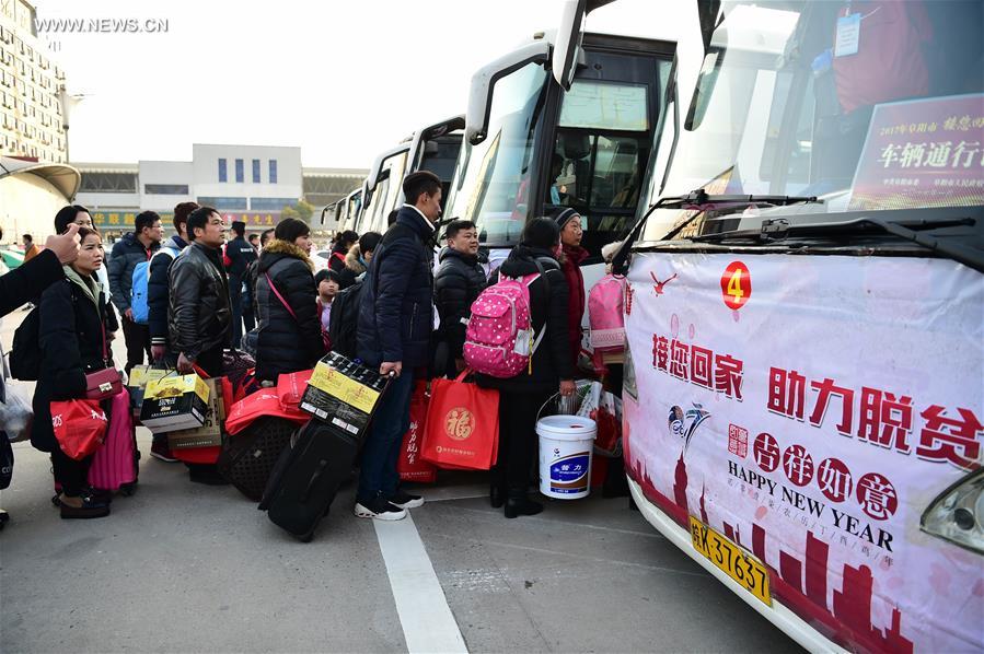 Trabajadores migrantes viajarán gratis en autobuses a su tierra natal