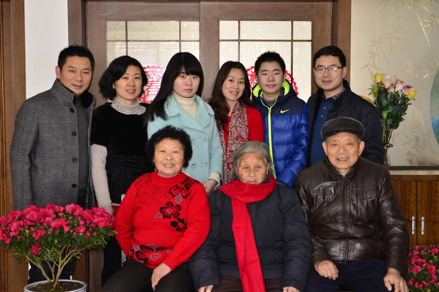 Yu Hui posa con su familia en su casa de la ciudad de Rugao, provincia de Jiangsu, el 19 de febrero de 2015. [Foto / VCG]