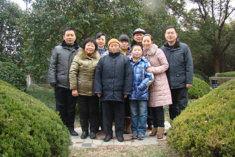 La familia de Yu Hui se hace una foto en la ciudad de Rugao, provincia de Jiangsu, durante el Festival de la Primavera, el 24 de enero de 2012. [Foto / VCG]