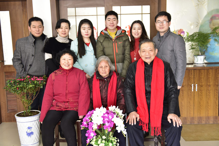 Yu Hui posa con su familia en la ciudad de Rugao, provincia de Jiangsu, el 8 de febrero de 2016. [Foto / VCG]