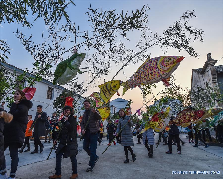 Celebran fiesta de linternas en Zhejiang