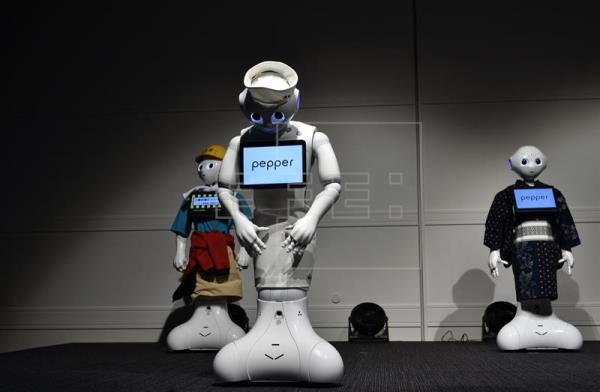 El famoso robot Pepper presenta su colección de modas