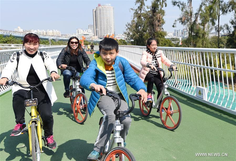 El primer carril elevado para bicicletas de China inicia pruebas con ciclistas