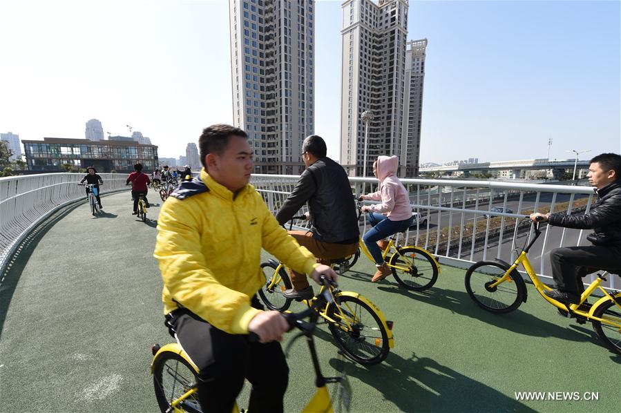El primer carril elevado para bicicletas de China inicia pruebas con ciclistas