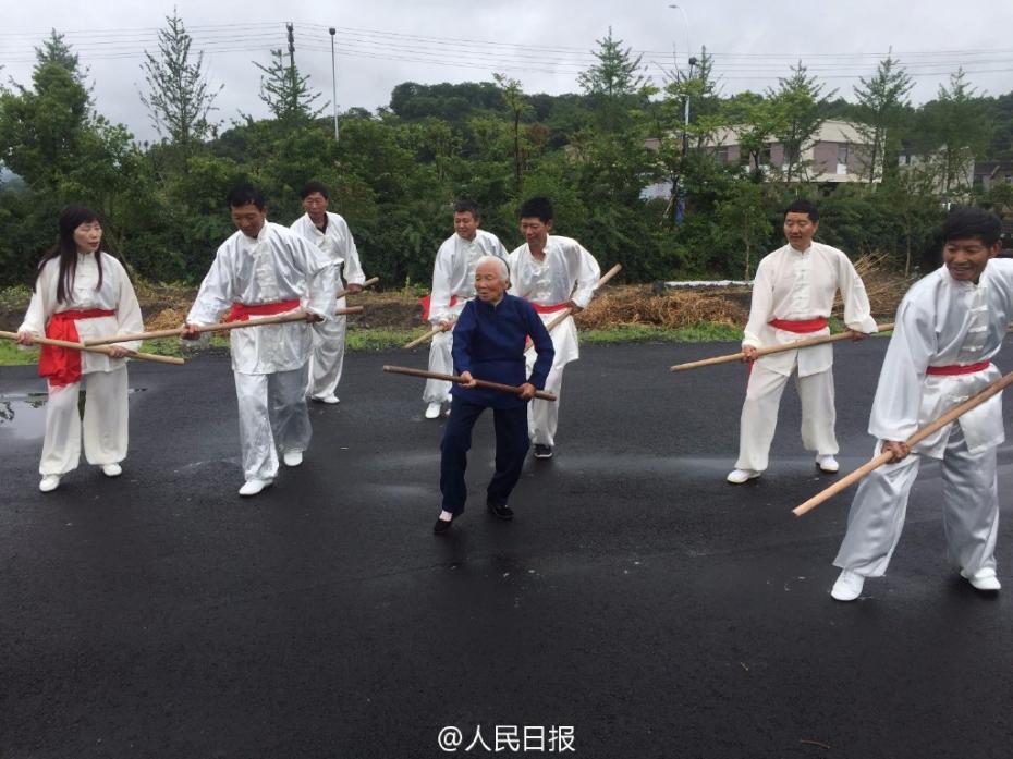 La “abuela del Kung Fu” muestra su agilidad a los 94 años