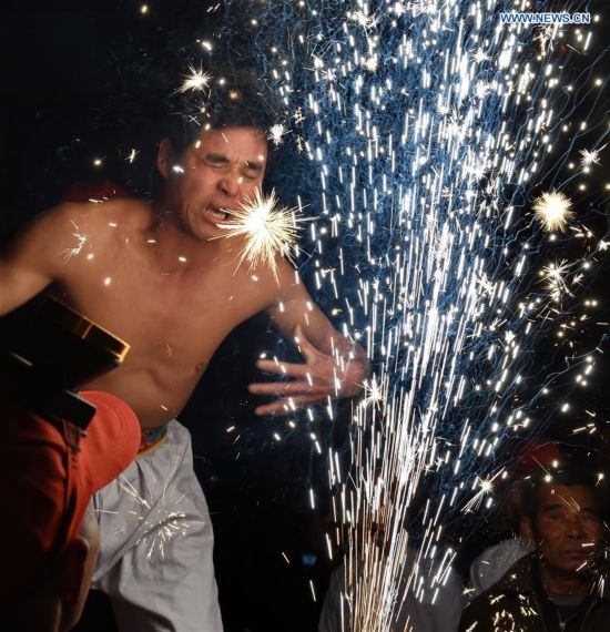 “Banquete” de fuegos artificiales durante el Festival de Los Faroles en Fujian