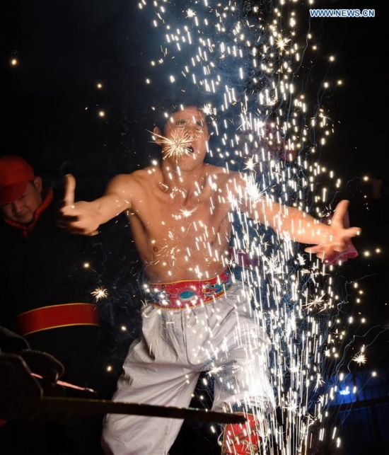 “Banquete” de fuegos artificiales durante el Festival de Los Faroles en Fujian