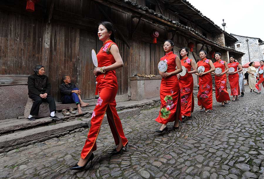 Organizan desfile de qipao en la provincia de Zhejiang