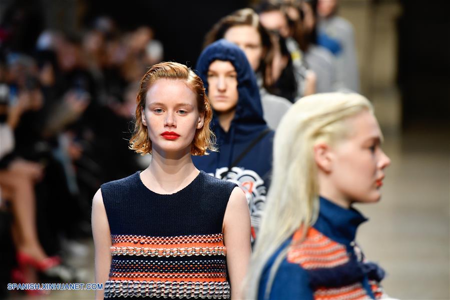 Modelos presentan creaciones de Cynthia&Xiao, una marca de diseñador de Hong Kong, durante la semana de la moda Lista-Para-Usarse Otoño/Invierno 2017 en París, Francia, el 28 de febrero de 2017. (Xinhua/Chen Yichen)