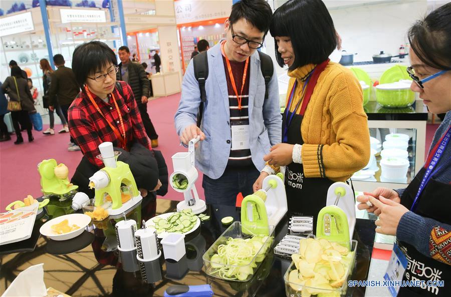 SHANGHAI, marzo 2, 2017 (Xinhua) -- Un expositor presenta procesadores de alimentos a visitantes durante la 27 Feria del Este de China en Shanghai, en el este de China, el 2 de marzo de 2017. La Feria durará del 1 al 5 de marzo. (Xinhua/Pei Xin)