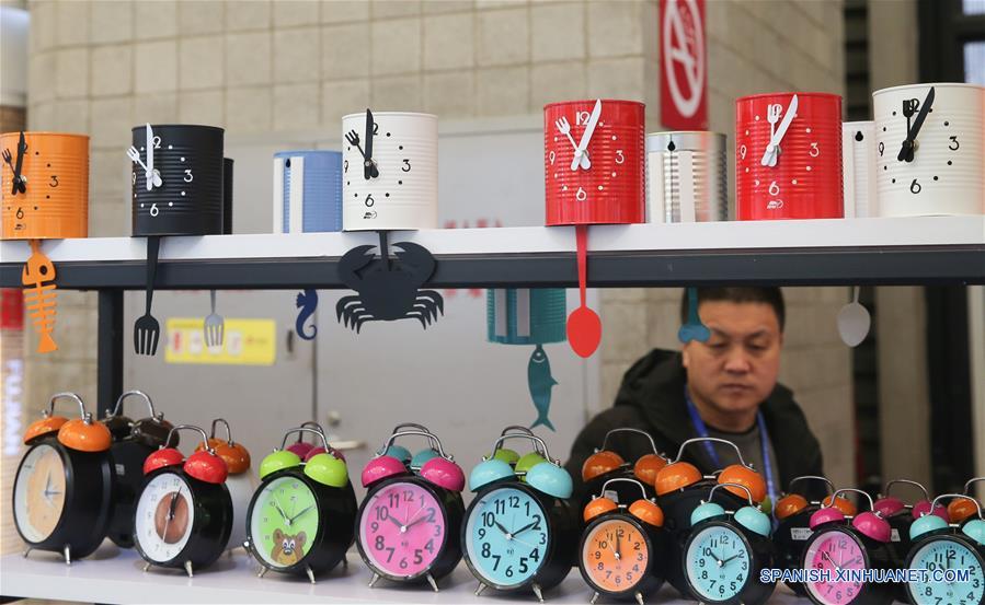 Personas visitan un expositor de relojes durante la 27 Feria del Este de China en Shanghai, en el este de China, el 2 de marzo de 2017. La Feria durará del 1 al 5 de marzo. (Xinhua/Pei Xin)