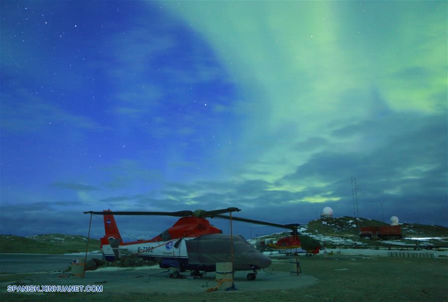 ESTACION ZHONGSHAN, marzo 3, 2017 (Xinhua) -- Paisaje de la aurora boreal sobre la Estación antártida de Zhongshan, una base de investigación científica china, en la Antártida, el 2 de marzo de 2017. La Estación antártida de Zhongshan es uno de los mejores lugares del mundo para observar el fenómeno astronómico. (Xinhua/Rong Qihan)