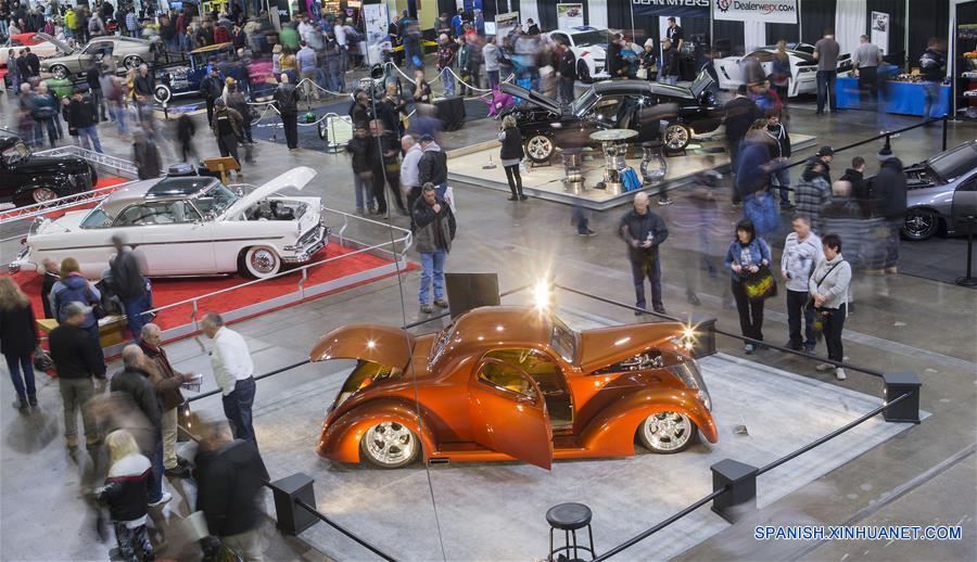 Personas recorren la tercera edición de la Exhibición de Automóviles Personalizados y Automovilismo Motorama Toronto, en la ciudad de Toronto, Canadá, el 11 de marzo de 2017. De acuerdo con información de la prensa local, la exhibición Motorama Toronto se celebra del 10 al 12 de marzo este año, y se muestran al público cientos de automóviles modificados y vehículos de carreras. (Xinhua/Zou Zheng)