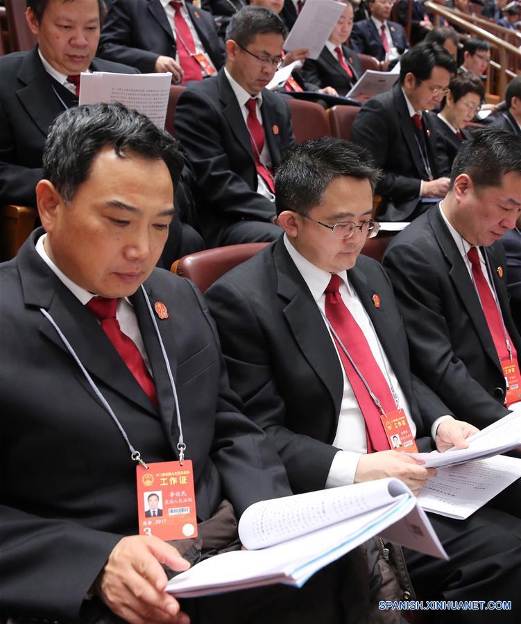 Los miembros del personal de la Tribunal Popular Supremo asisten a la tercera sesión plenaria de la quinta sesión del 12º Congreso Nacional del Pueblo en el Gran Salón del Pueblo en Beijing, capital de China, el 12 de marzo de 2017. (Xinhua/Jin Liwang)