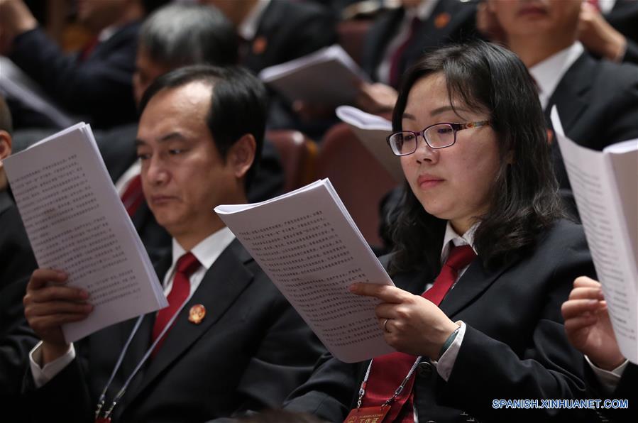 Los miembros del personal de la Tribunal Popular Supremo asisten a la tercera sesión plenaria de la quinta sesión del 12º Congreso Nacional del Pueblo en el Gran Salón del Pueblo en Beijing, capital de China, el 12 de marzo de 2017. (Xinhua/Jin Liwang)
