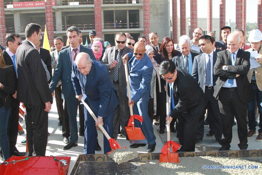 El ministro de Vivienda de Argelia, Abdelmadjid Teboune (i-frente), el gobernador de Argel, Abdelkader Zoukh (c-frente), y el embajador de China en Argelia, Yang Guangyu (d-frente), participan durante una ceremonia para celebrar el fin de los trabajos de construcción en concreto del minarete de la Gran Mezquita de Argelia, en la ciudad de Argel, capital de Argelia, el 11 de marzo de 2017. La tercera mayor mezquita del mundo en construcción en Argelia ha logrado un notable progreso, mientras la empresa china CSCEC y las autoridades de Argelia celebran el final de las obras de concreto en el minarete de 265 metros de alto. (Xinhua/Str)