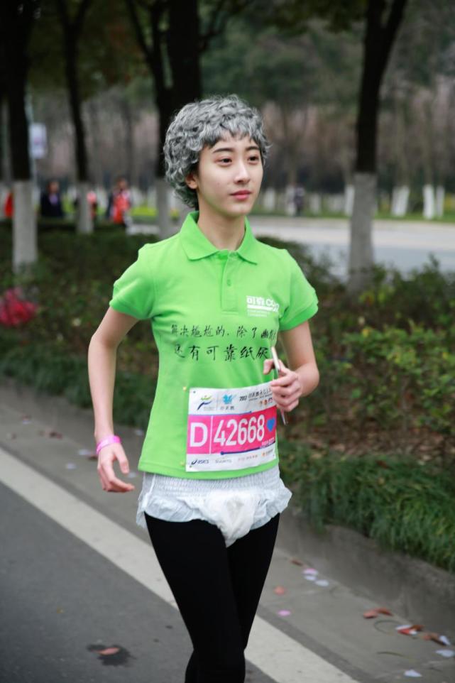 Una joven corre maratón con peluca y pañales para concienciar sobre la incontinencia urinaria senil
