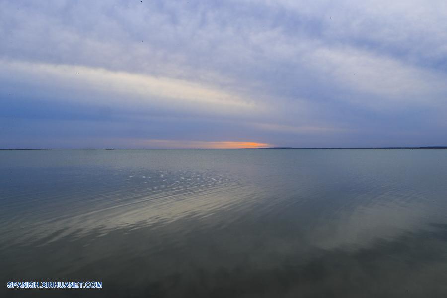 Agua reaparece en lago de noroeste de China que llevaba 50 años seco