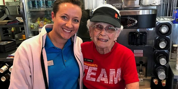 La empleada más longeva de McDonald’s tiene 94 años y lleva 44 trabajando