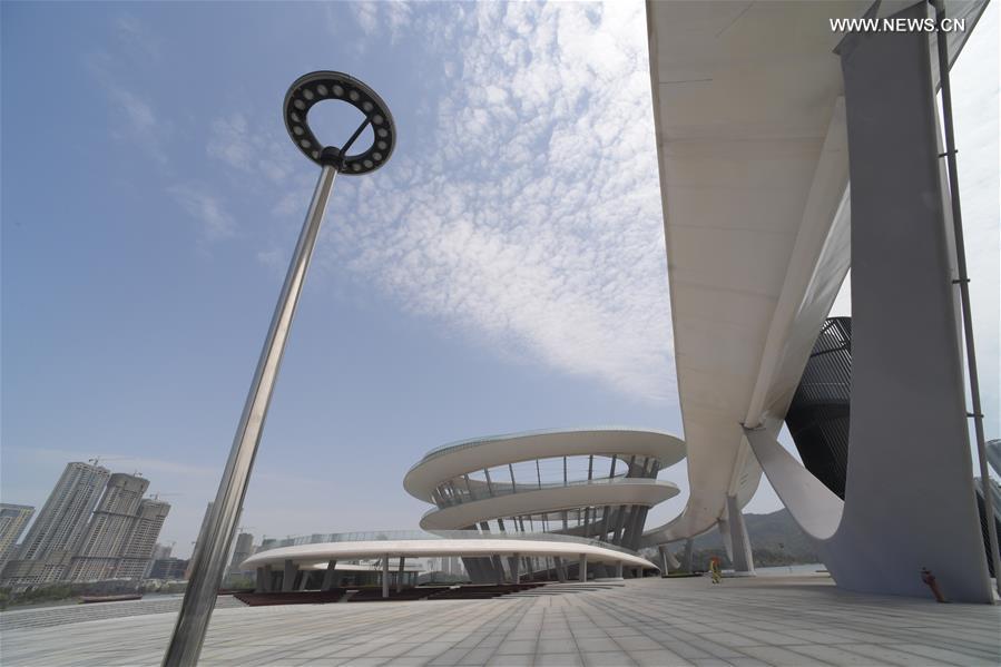 Panorámica general de la plataforma en forma de espiral, destinapara la recreación y el turismo en el Lago Meixi de Changsha, capital de la provincia de Hunan. Fabricada con 7.000 toneladas de acero, la nueva plataforma tiene 35 metros de altura y un diámetro de 86 metros. Su construcción ya está casi terminada y muy pronto abrirá al público.27 de marzo del 2017. (Foto: Long Hongtao)