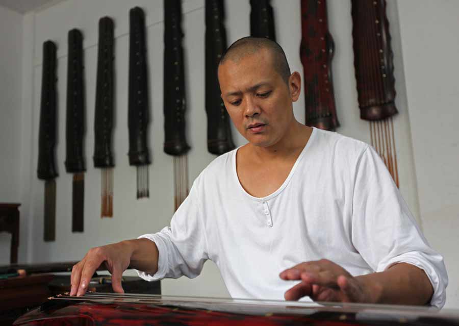 Fabricante de guqin muestra el arte y la precisión en la producción del instrumento