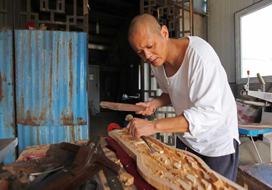 Fabricante de guqin muestra el arte y la precisión en la producción del instrumento