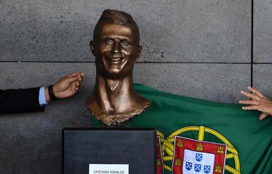 Un busto de Cristiano Ronaldo situado en el aeropuerto de Madeira desata «memes» y burlas