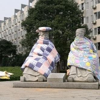 Estudiantes universitarios “abrigan” a las estatuas del campus