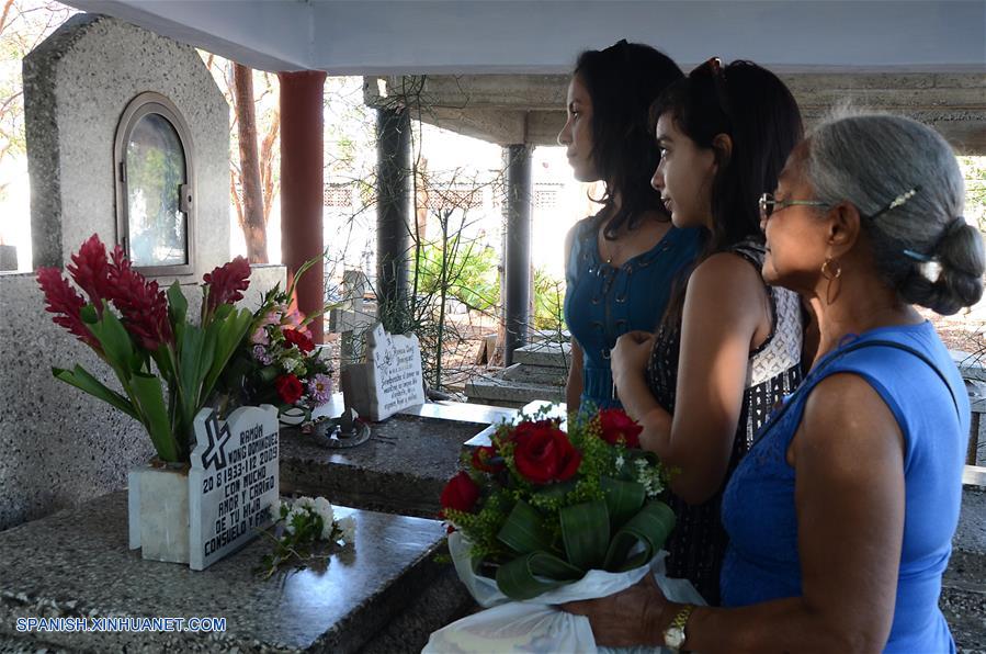 Miembros de la comunidad china en Cuba participan durante las celebraciones del Festival de Qingming en el Cementerio Chino de La Habana, Cuba, el 2 de abril de 2017. El Festival de Qingming, también conocido como Día de Limpieza de Tumbas, celebrado en China, es el equivalente al Día de los Muertos en otros países. (Xinhua/Joaquín Hernández)