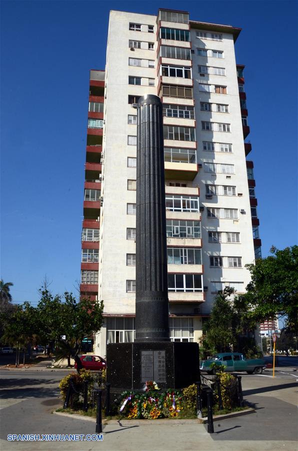 Vista del Monumento al soldado chino durante las celebraciones del Festival de Qingming en La Habana, Cuba, el 2 de abril de 2017. De acuerdo con información de la prensa local, el Monumento al soldado chino fue erigido a la memoria de los chinos que combatieron por la independencia de Cuba. El Festival de Qingming, también conocido como Día de Limpieza de Tumbas, celebrado en China, es el equivalente al Día de los Muertos en otros países. (Xinhua/Joaquín Hernández)