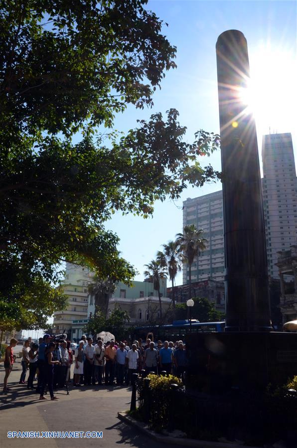 Miembros de la comunidad china en Cuba participan durante las celebraciones del Festival de Qingming frente al Monumento al soldado chino en La Habana, Cuba, el 2 de abril de 2017. De acuerdo con información de la prensa local, el Monumento al soldado chino fue erigido a la memoria de los chinos que combatieron por la independencia de Cuba. El Festival de Qingming, también conocido como Día de Limpieza de Tumbas, celebrado en China, es el equivalente al Día de los Muertos en otros países. (Xinhua/Joaquín Hernández)