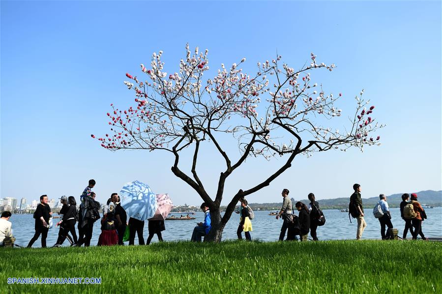 Turistas visitan Lago Oeste en vacaciones del Festival de Qingming