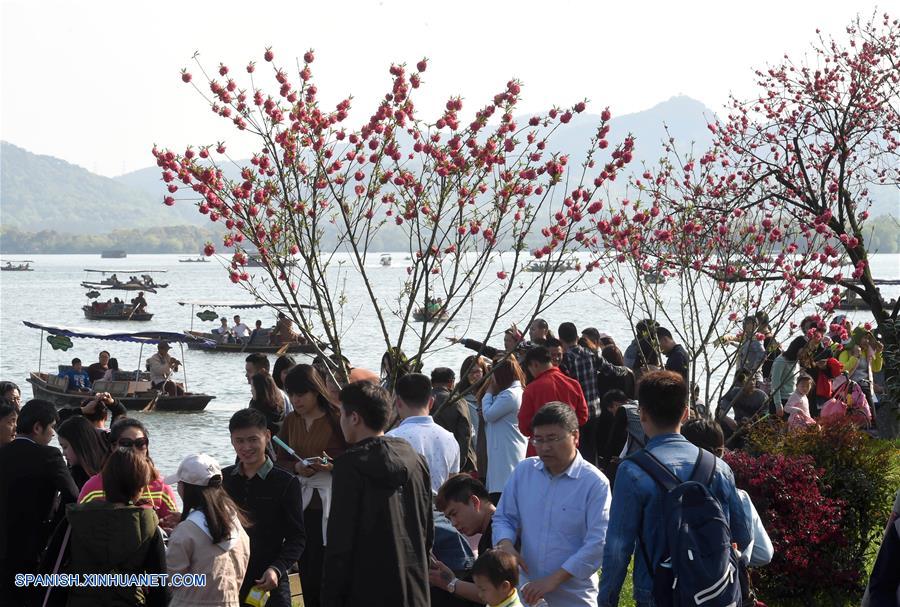 Turistas visitan Lago Oeste en vacaciones del Festival de Qingming 3