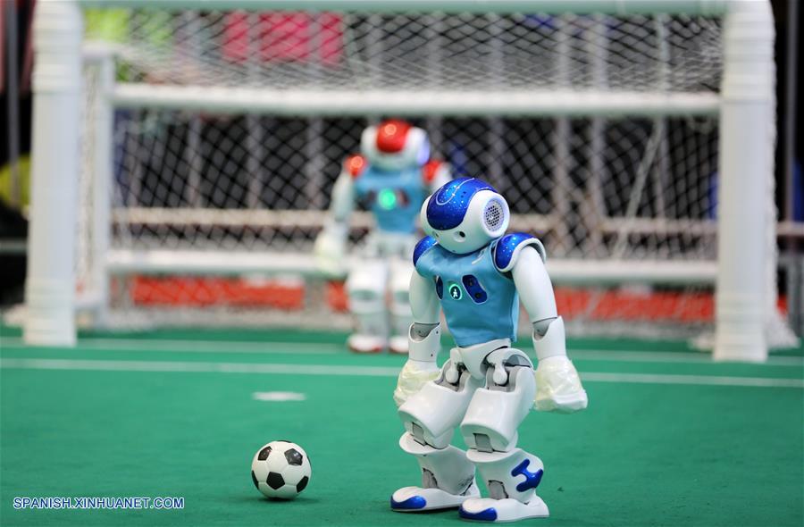Robots participan en partido de fútbol en RoboCup 2017