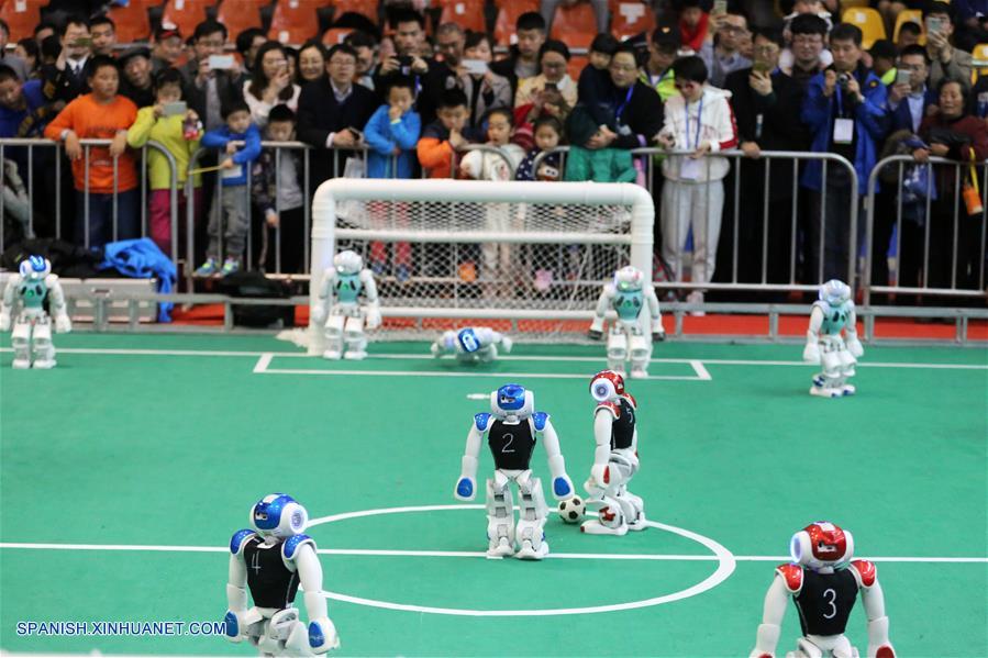 Robots participan en partido de fútbol en RoboCup 2017