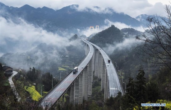 Magnífico paisaje desde el puente Siduhe en Hubei