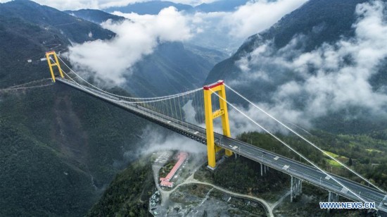 Magnífico paisaje desde el puente Siduhe en Hubei