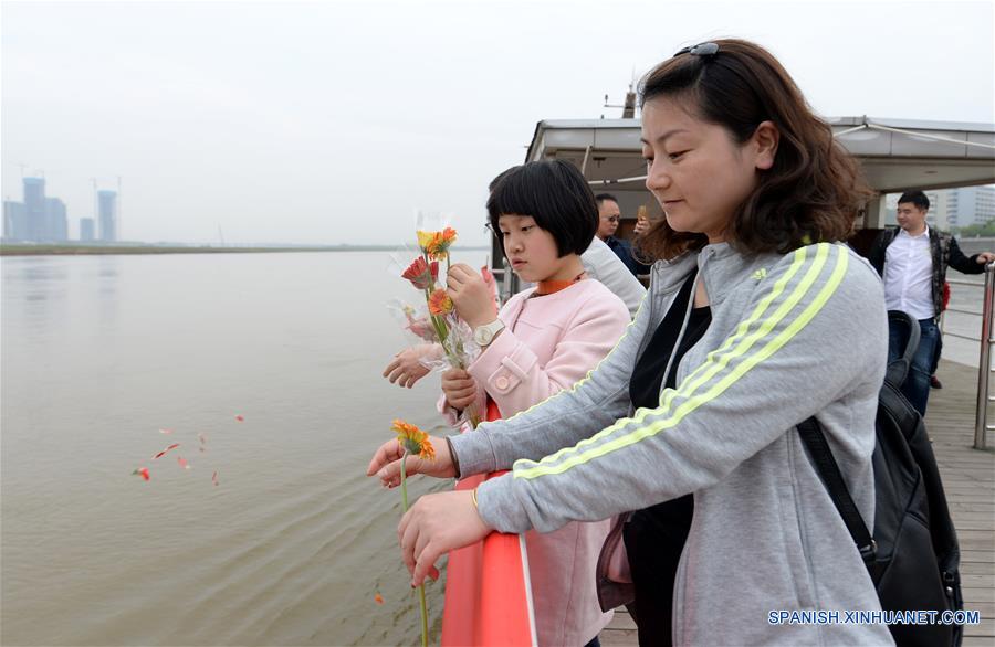 Chinos innovan en celebración de Día de Limpieza de Tumbas