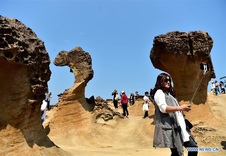 Turistas disfrutan la fantasía paisajística en el Geoparque Yehliu de Taiwán