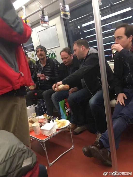 Los extranjeros atrapados comiendo en el metro de Shanghai