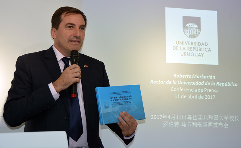 El Sr. Fernando Lugris, embajador de Uruguay en China, presenta el libro que recoge las memorias de la participación de Uruguay en el “Año del Intercambio Cultural China-América Latina y Caribe”, celebrado durante el 2016. (Foto: YAC)