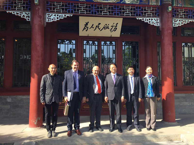 El Dr. Roberto Markarián, rector de la Universidad de la República del Uruguay, junto a las autoridades académicas de la Universidad Tsinghua, Beijing. (Foto: proporcionada)