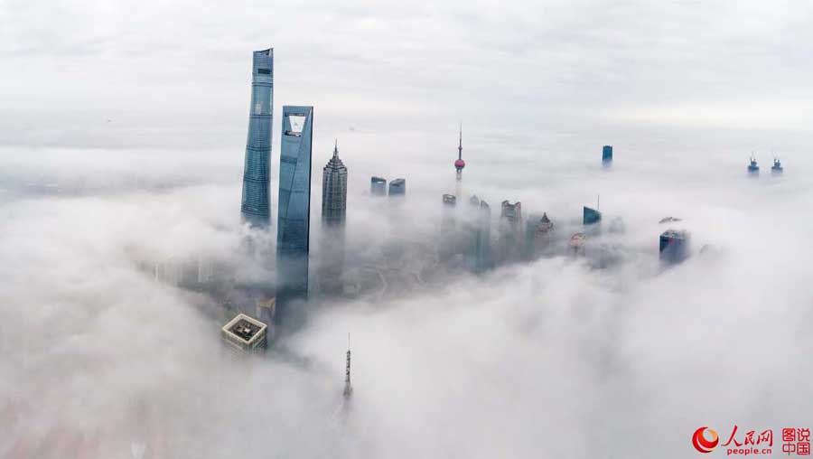 Vistas aéreas de Shanghai flotando en mitad de un cielo futurista
