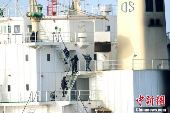 Miembros de la tripulación del buque secuestrado agradecen a los rescatistas chinos