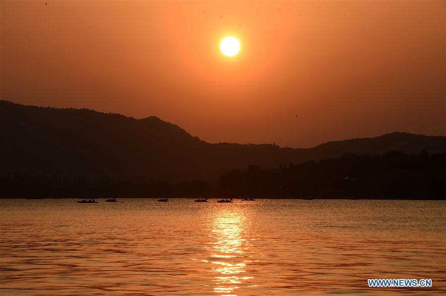 Puesta de sol en el Lago del Oeste de Hangzhou 