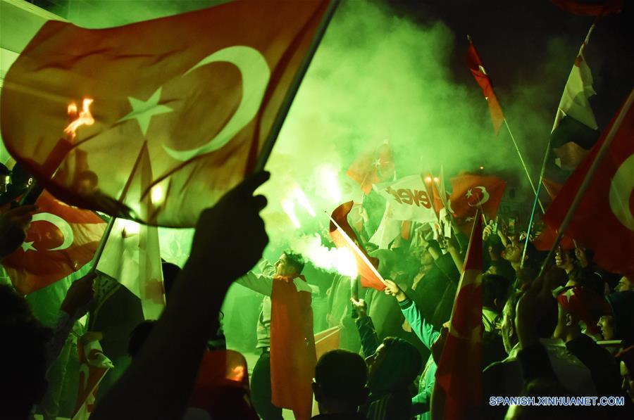 Enmiendas constitucionales son aceptadas en referendo: Erdogan