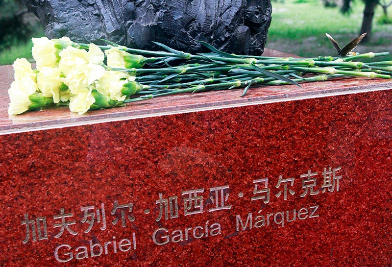 Un nutrido grupo de artistas, residentes latinoamericanos, autoridades y seguidores chinos de la obra del escritor colombiano Gabriel García Márquez se reunieron hoy en la sede del museo Jintai de Beijing para honrar su memoria y agradecer su legado. (Foto: YAC)